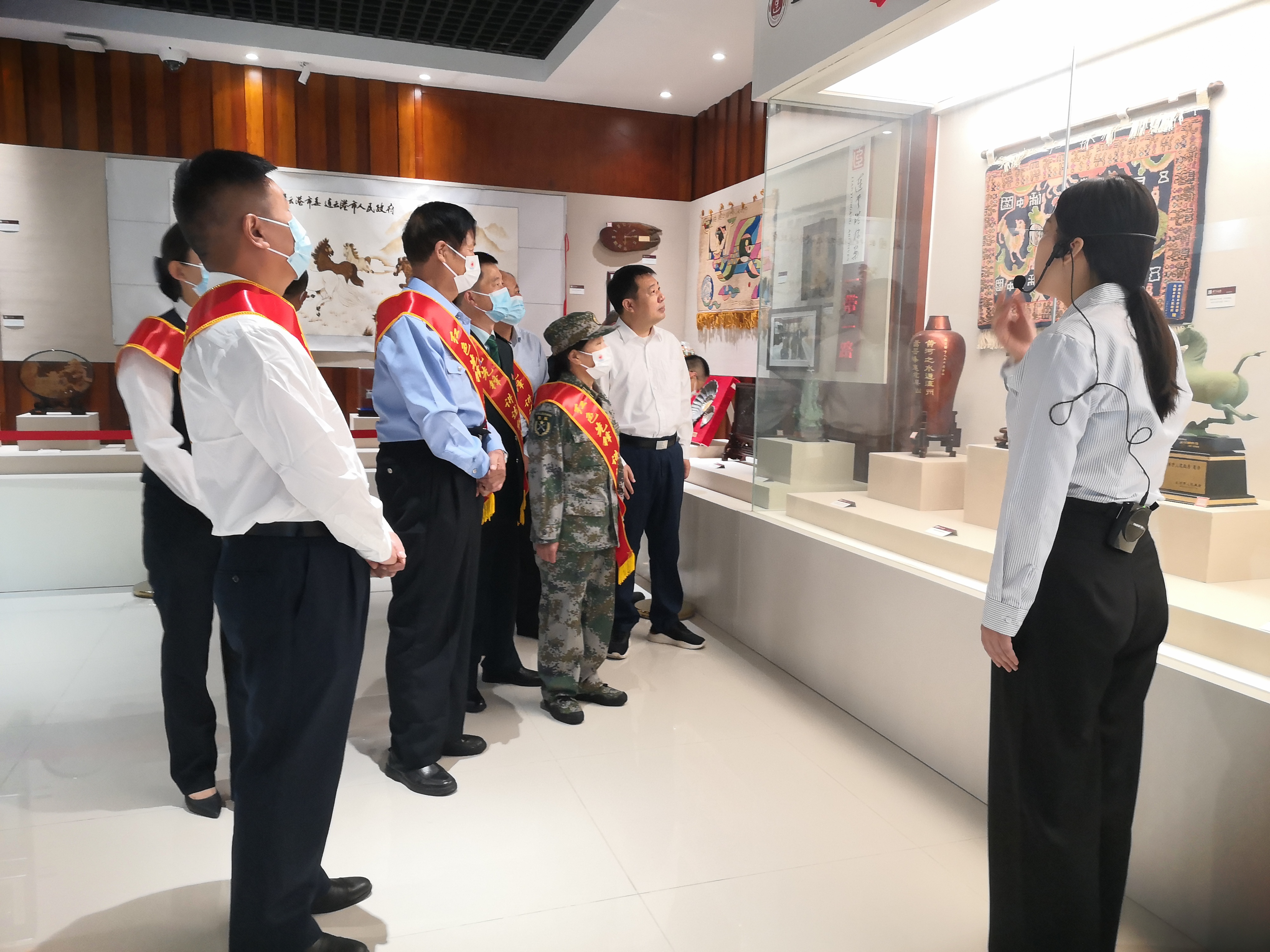 “两模”人物走进档案馆.jpg