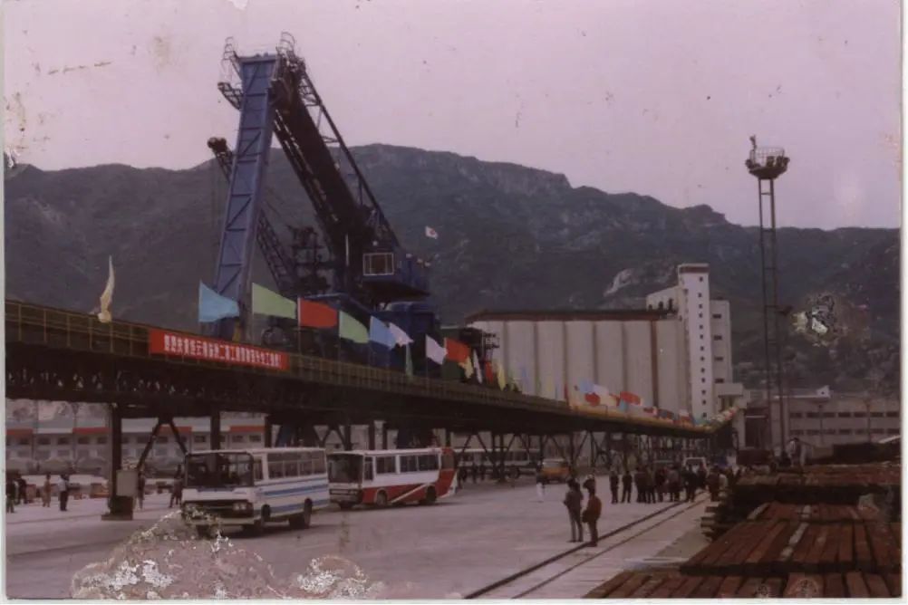 1990年5月，散粮码头竣工验收现场.jpg