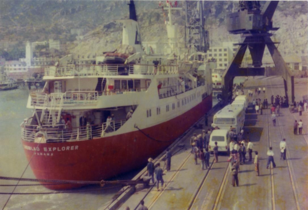 1986年1月21日，连云港至日本集装箱直航班轮“华安”号首航。连云港迎来了开港以来的第一个国际班轮航次.png