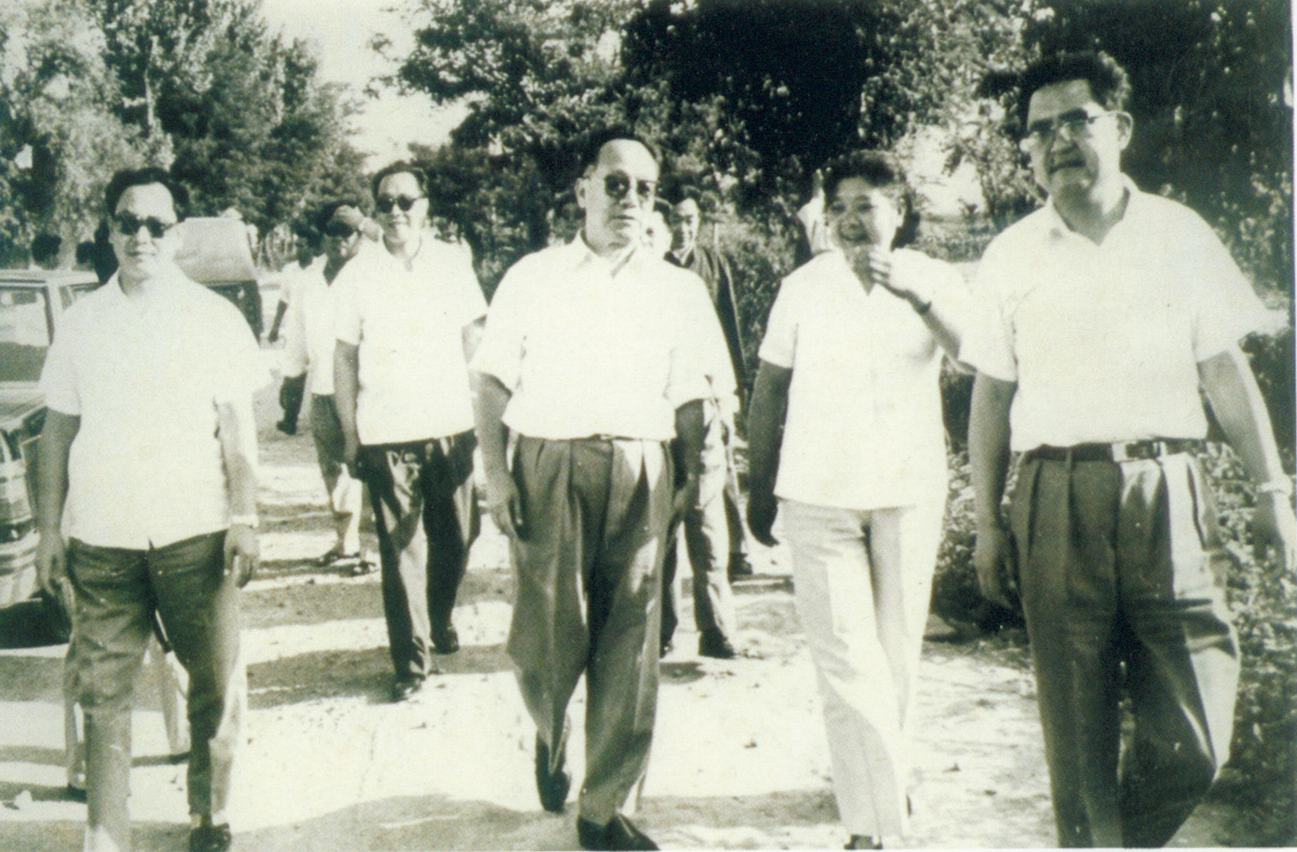 1985年6月，谷牧（右三）视察连云港经济技术开发区.jpg